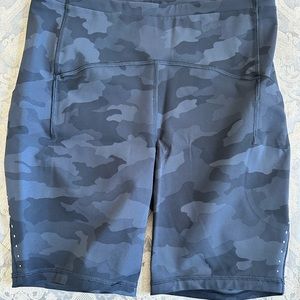 Women’s Lululemon size 8 Swift Speed high rise short, 8” gray camo